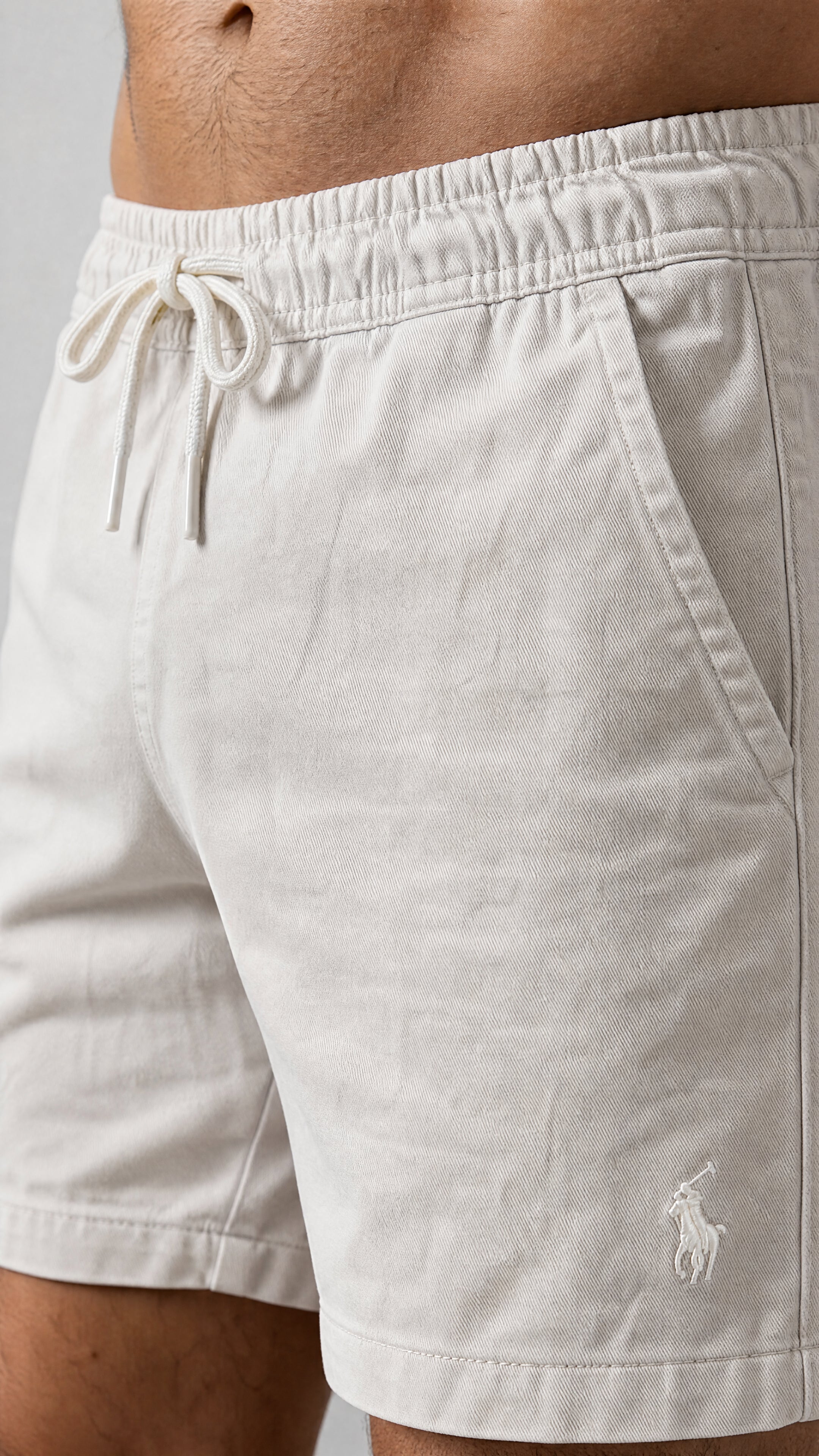 Short Sarja RL Cinza Claro | Com Cavaleiro Tom Sobre Tom