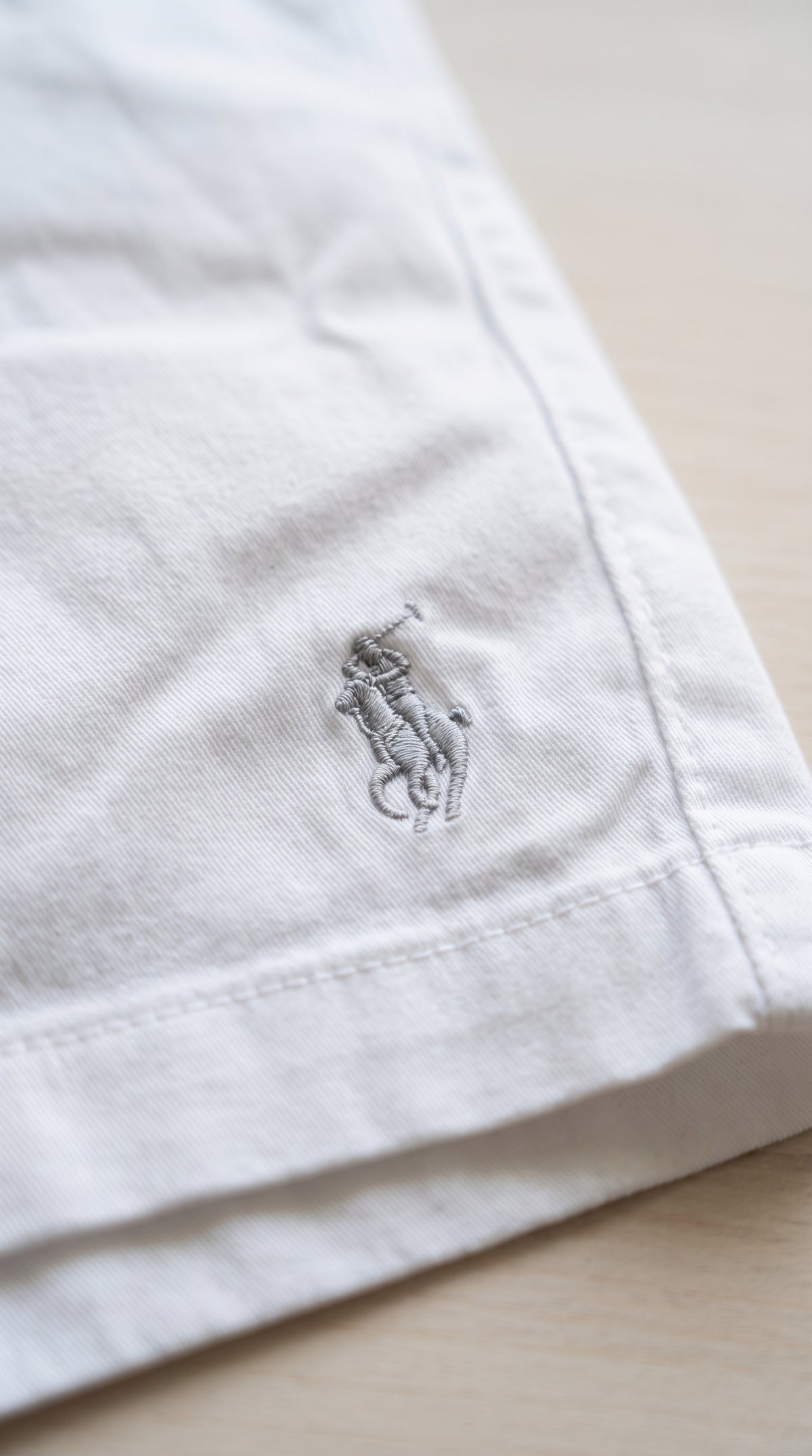 Short Sarja RL Branco | Com Cavaleiro Tom Sobre Tom