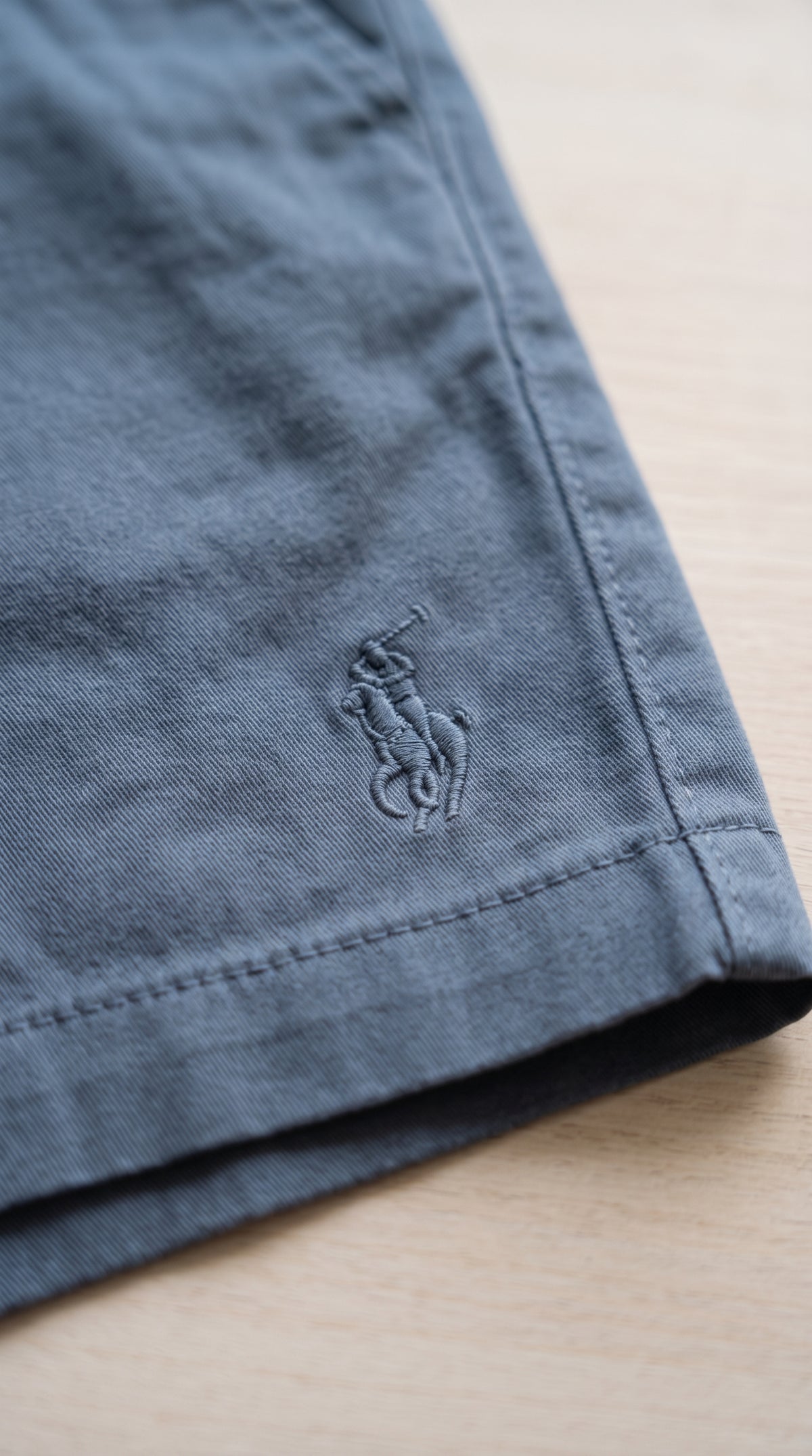Short Sarja RL Cinza Azulado | Com Cavaleiro Tom Sobre Tom